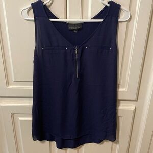 Sleeveless zippered shirt